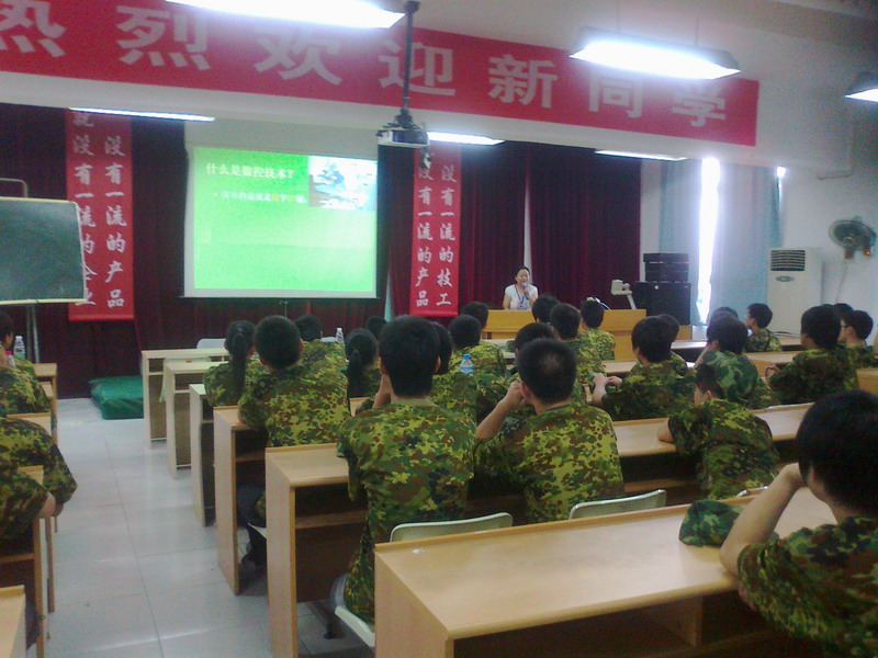 市安全局领导视察我校